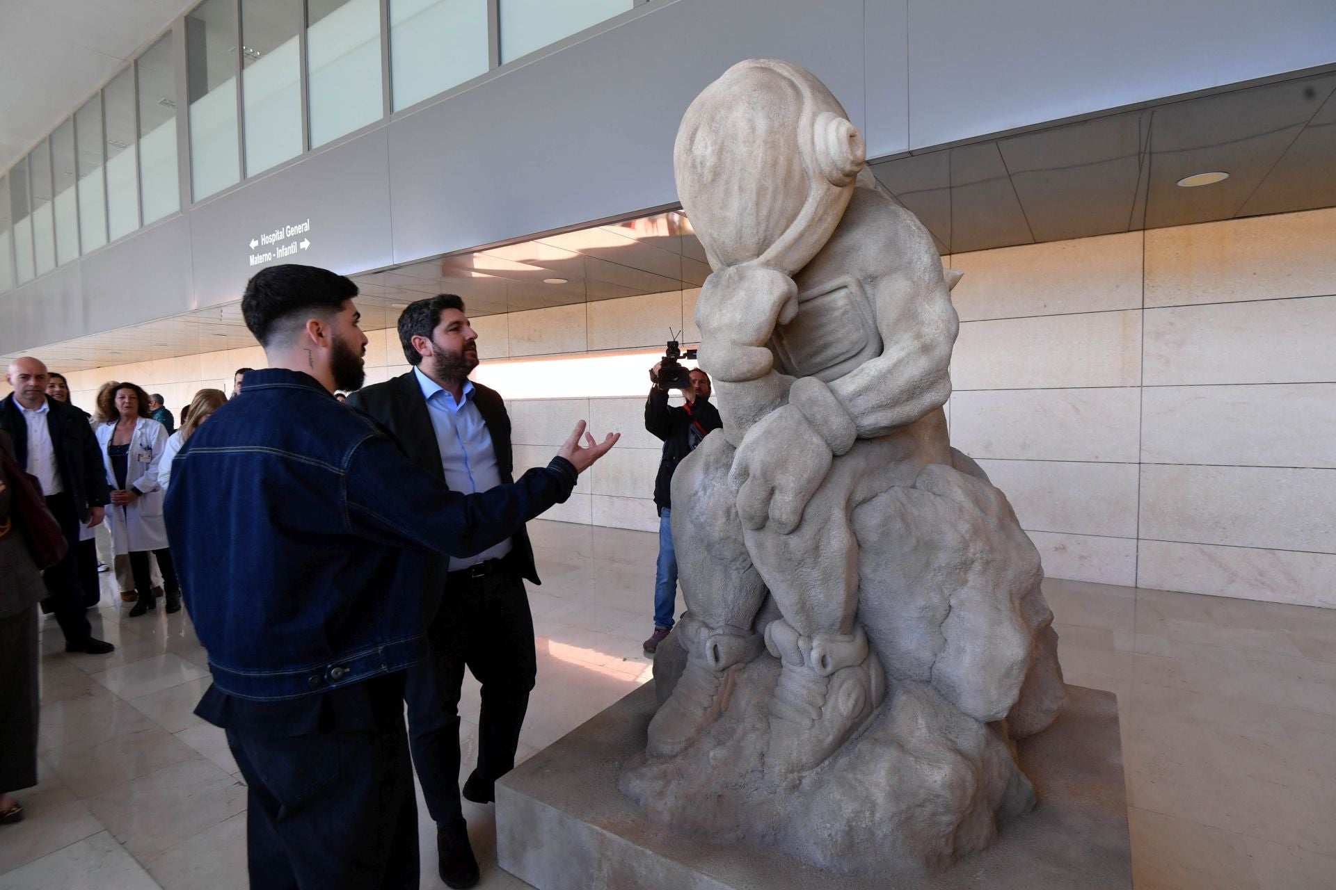 La inauguración de la estatua que conmemora el 50 aniversario de La Arrixaca, en imágenes