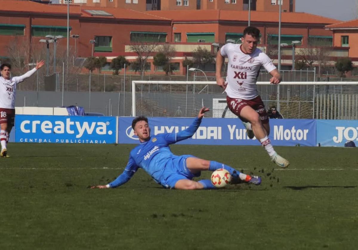 Serpeta, jugador del Yeclano, intenta marcharse de un rival en el partido ante el Fuenlabrada.