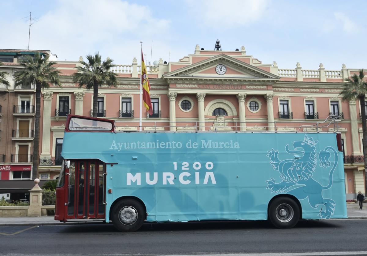 El autobús, ayer, a las puertas del Ayuntamiento.