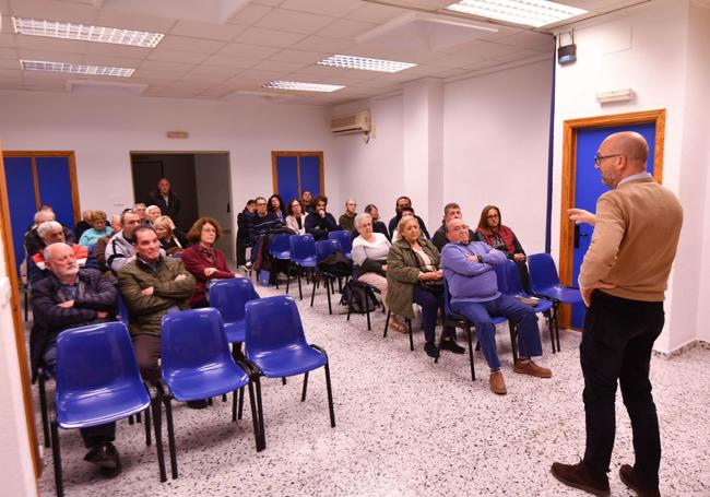 El edil Muñoz explica la propuesta a vecinos de Vistabella.