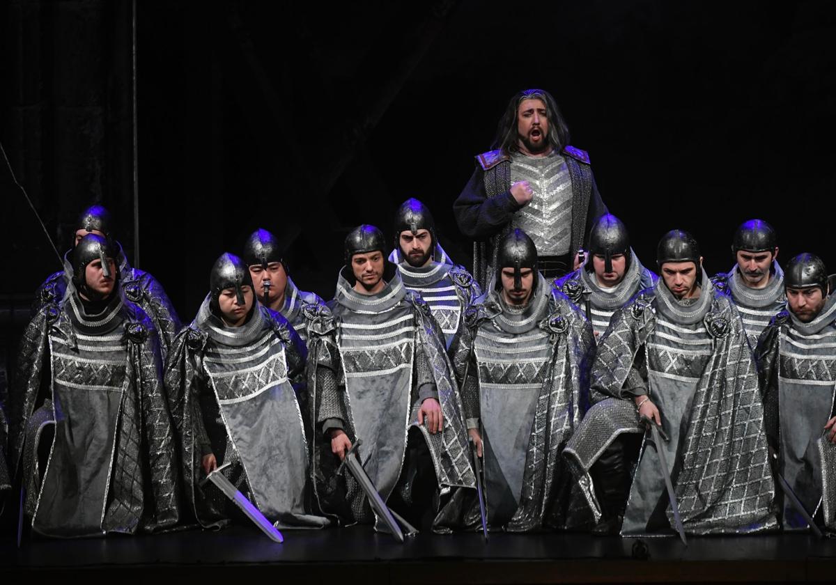 El murciano David Baños, ayer, como Manrico en 'Il Trovatore', en las tablasdel Teatro Romea.