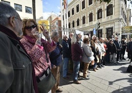 Vecinos de La Unión y representantes de organizaciones ecologistas se concentran este martes frente a la Delegación del Gobierno.