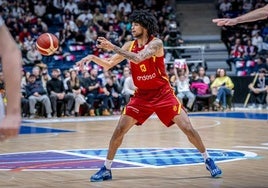 Izan Almansa, el pasado mes de noviembre, en su debut con la selección.