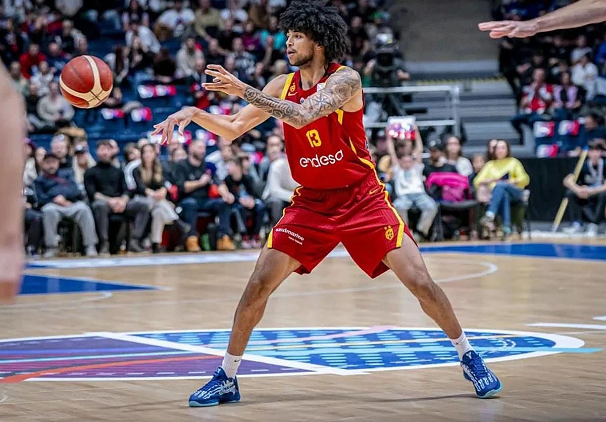 Izan Almansa, el pasado mes de noviembre, en su debut con la selección.