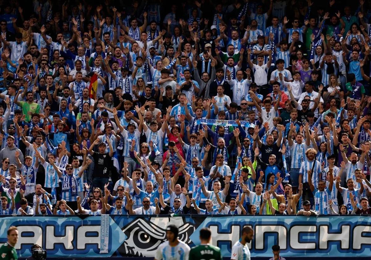 Aficionados del Málaga en La Rosaleda.