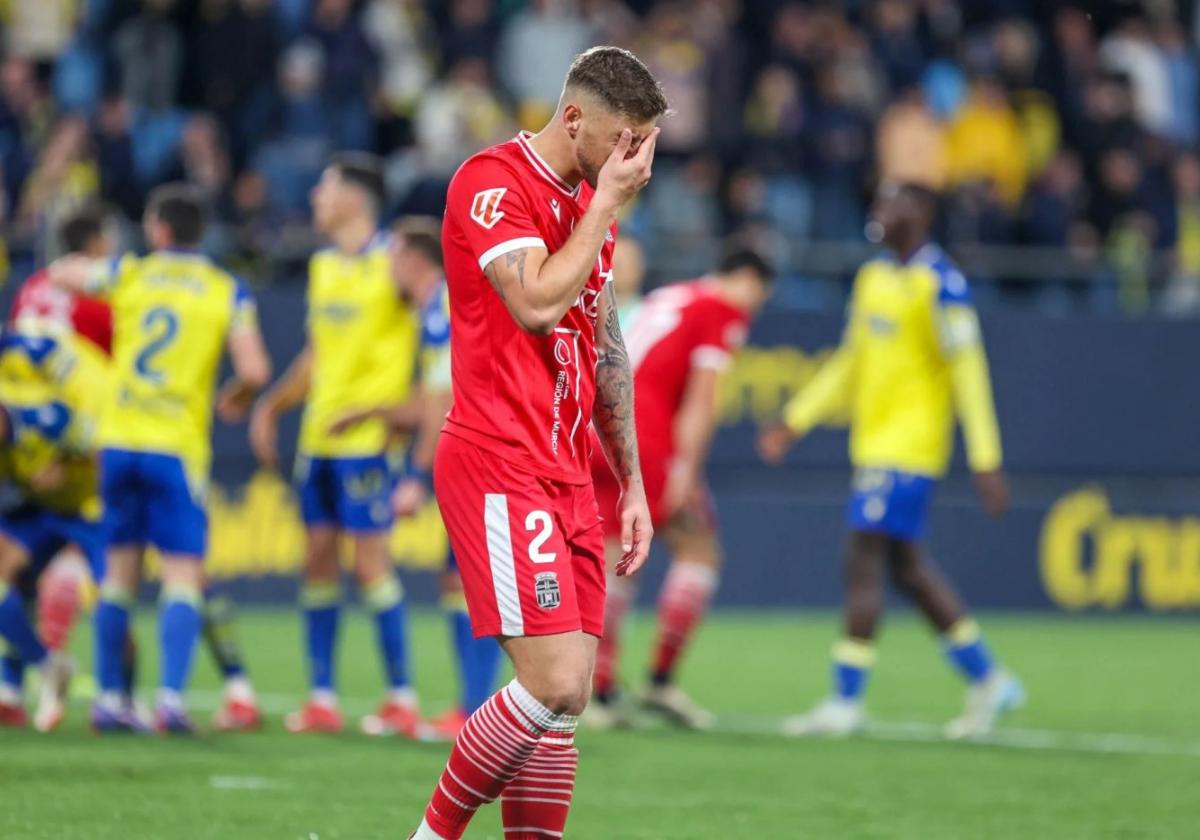 El lateral y central Jorge Moreno se cubre el rostro, resignado, tras la goleada del pasado domingo frente al Cádiz (5-2).