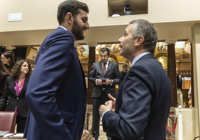 Antelo y Segado, el martes en la Asamblea, observados por Martínez Alpañez (Vox).