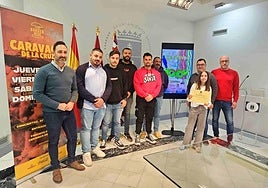 Los concejales de Cultura y Juventud posan junto a los colaboradores de la programación de las actividades previstas para el Carnaval 2025.