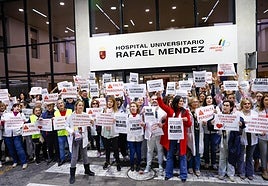 Sanitarios del hospital Rafael Méndez durante su acto de protesta.