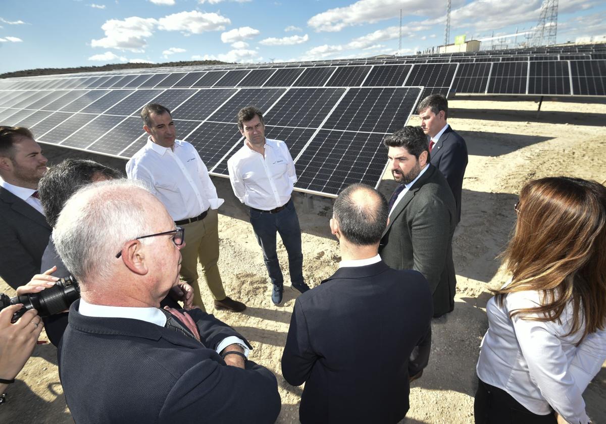 López Miras frente a la planta solar fotovoltaica de Cañada Alta, construida por Zelestra, este miércoles.