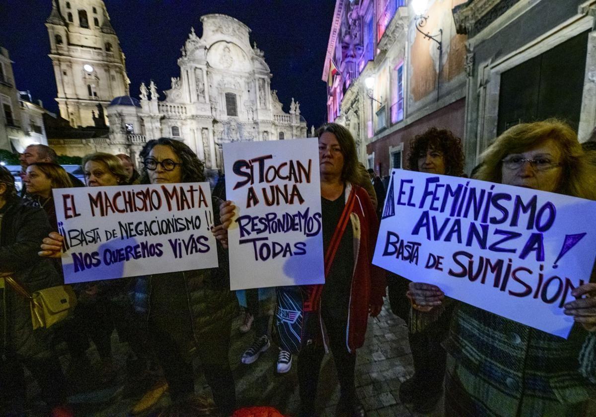 Manifestantes durante una concentración contra la violencia de género en Murcia.