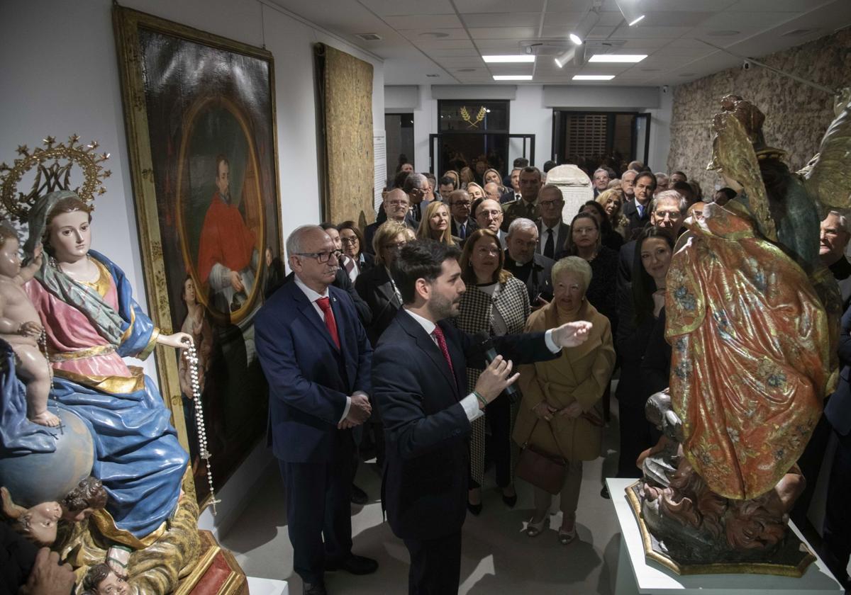 Los invitados a la inauguración de la nueva sede california, en un recorrido por la exposición.