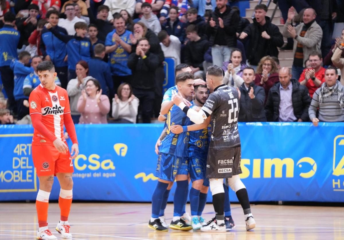 El melonero Darío Gil se queda pensativo mientras los jugadores del Peñíscola celebran el 2-2, anoche, en el pabellón Juan Vizcarro.