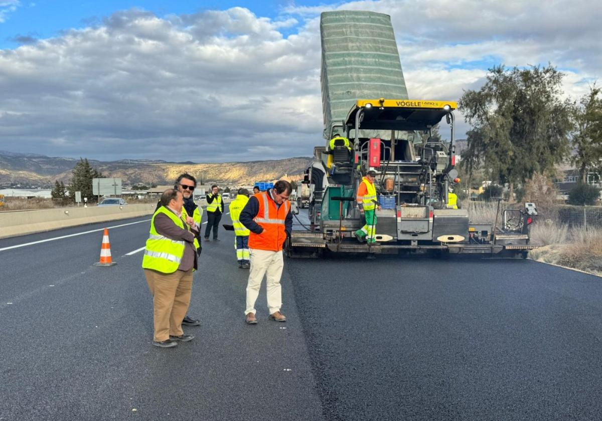 Operarios y técnicos, ayer, en la carretera.