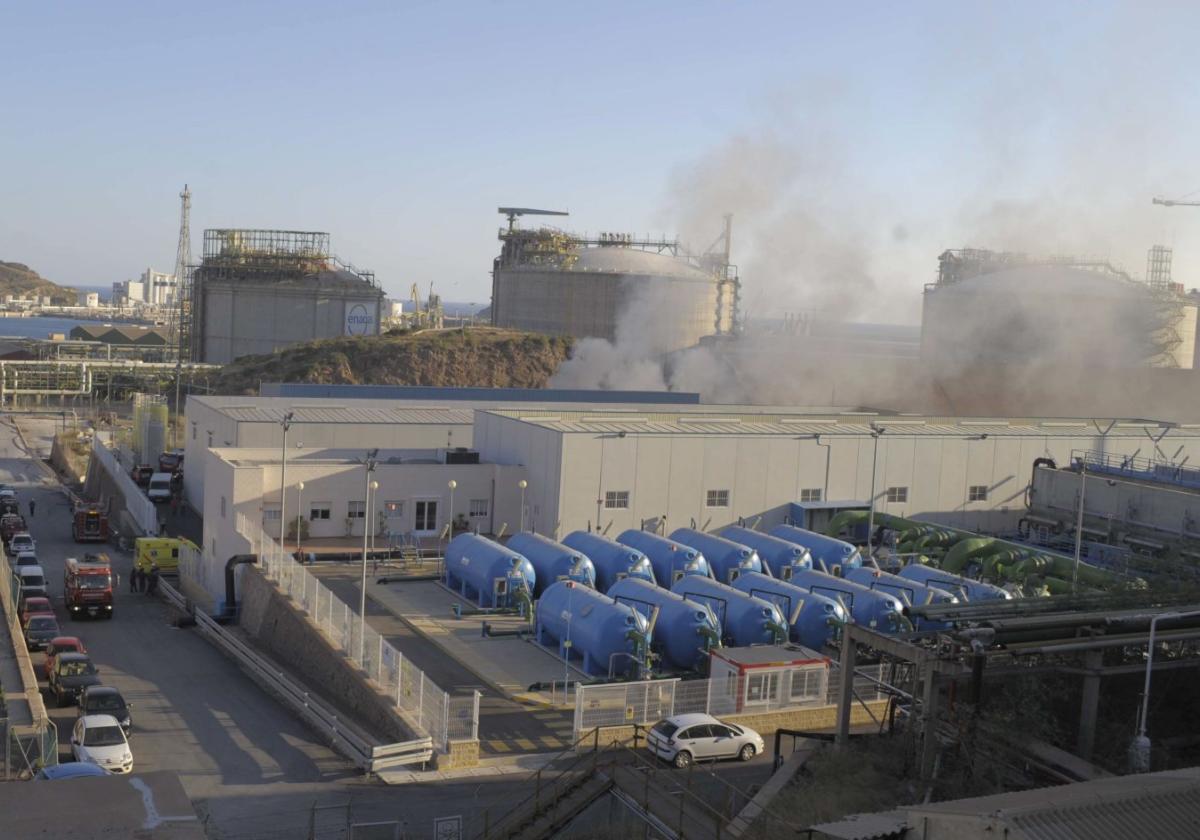 Bomberos acuden a sofocar un incendio en las instalaciones de la desaladora de Escombreras, en 2010.