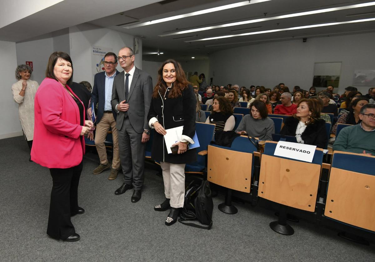 La presidenta de Ades, Isabel Saturno; el consejero de Educación, Víctor Marín, y la directora de FP del Ministerio, María Paz Sánchez.