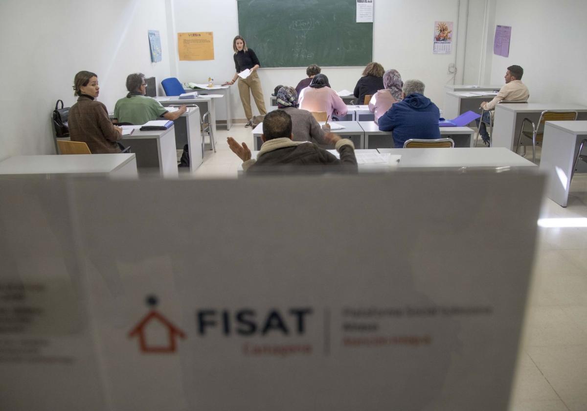 Una de las clases que ofrece Fisat a colectivos vulnerables, en una imagen de archivo.