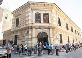 Una fila de personas espera su turno para entrar en el comedor social de Jesús Abandonado, en una imagen de archivo.