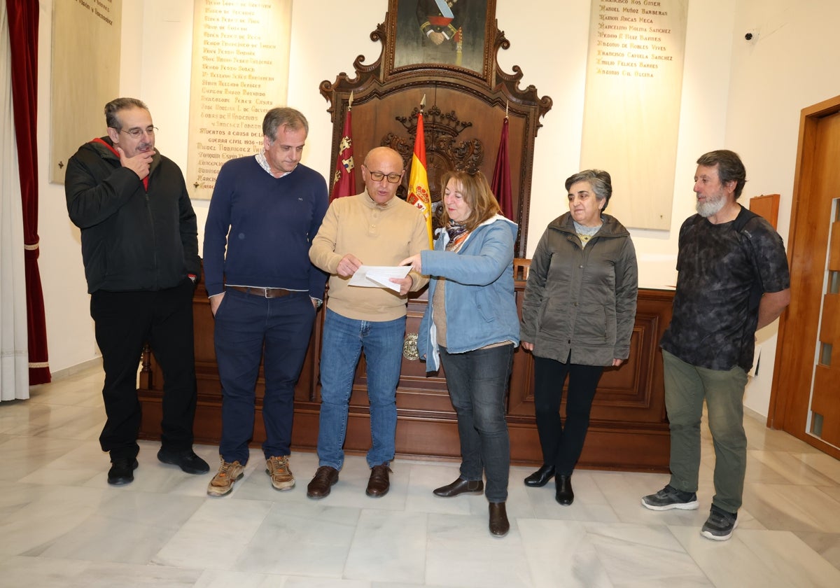 Damnificados por los terremotos que tienen pendiente el cobro de las ayudas junto al portavoz de IU, Pedro Sosa.