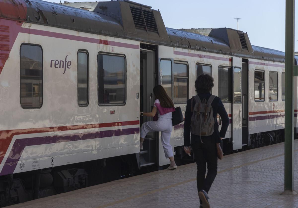 Un tren Cercanías en la estación de Cartagena.