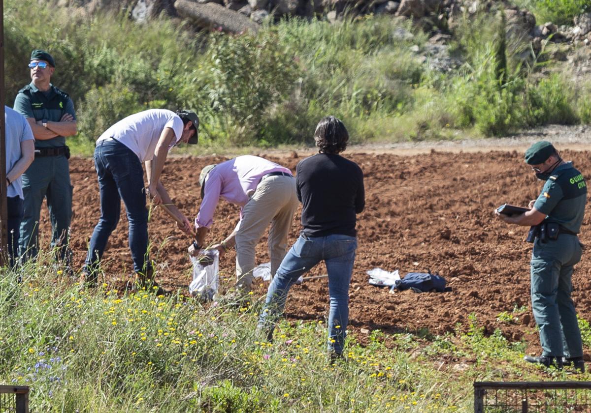 Agentes del Seprona toman muestras en el depósito de Los Blancos, en 2022.