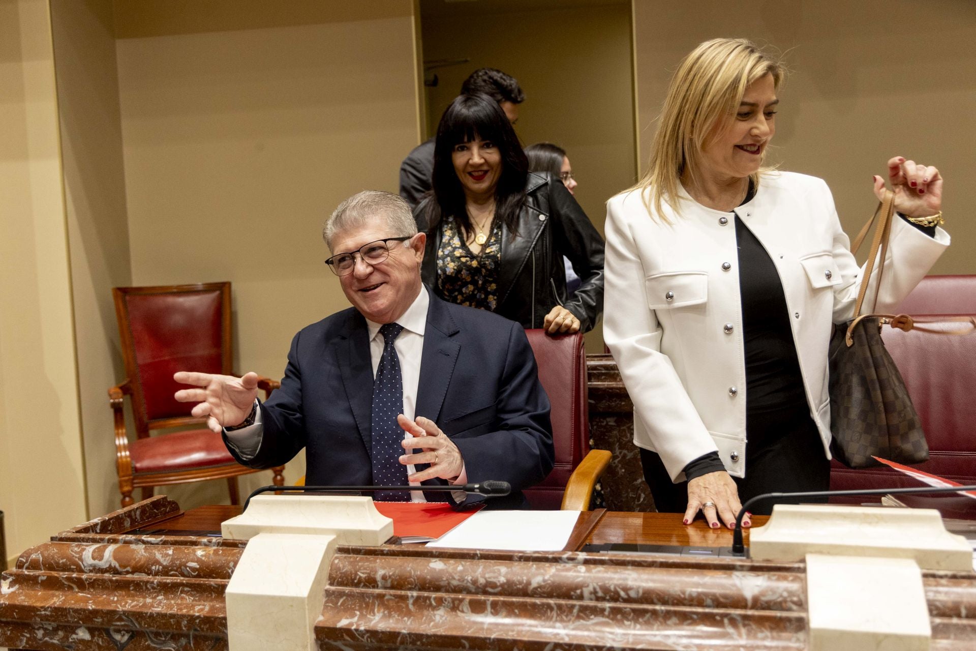 El Pleno de la Asamblea Regional de este viernes, en imágenes