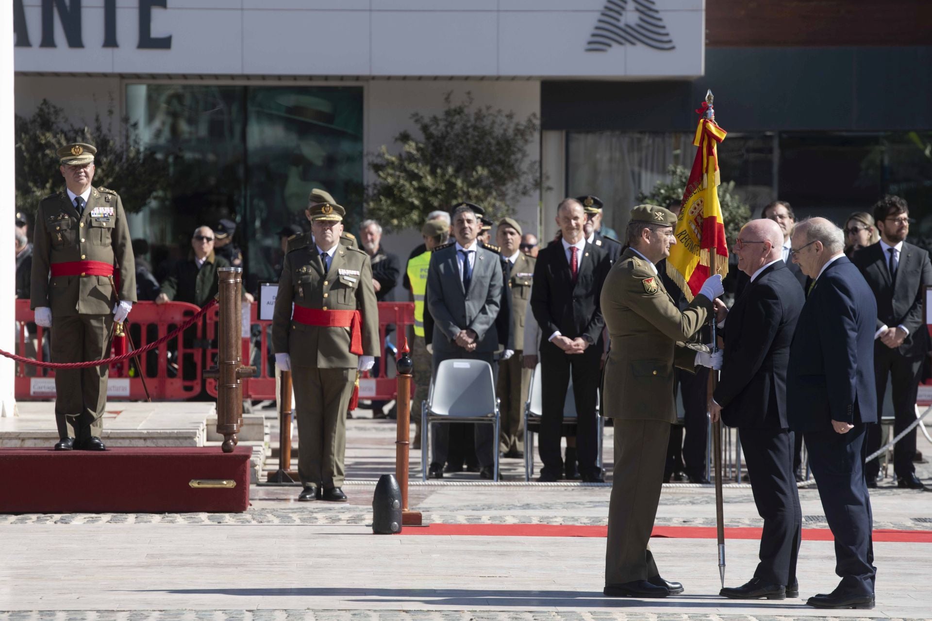 Traslado del nuevo estandarte para Artillería en Cartagena, en imágenes