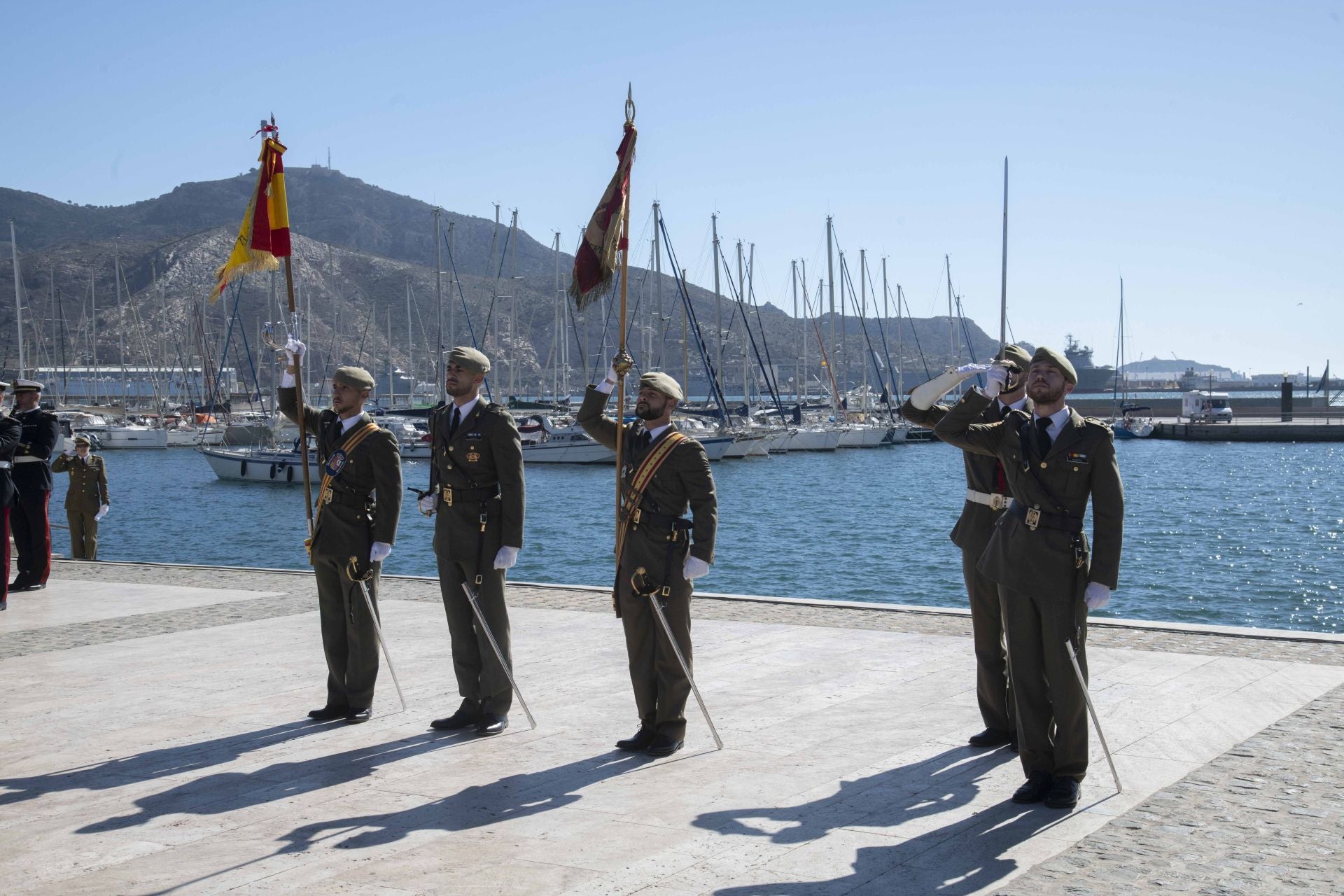 Traslado del nuevo estandarte para Artillería en Cartagena, en imágenes