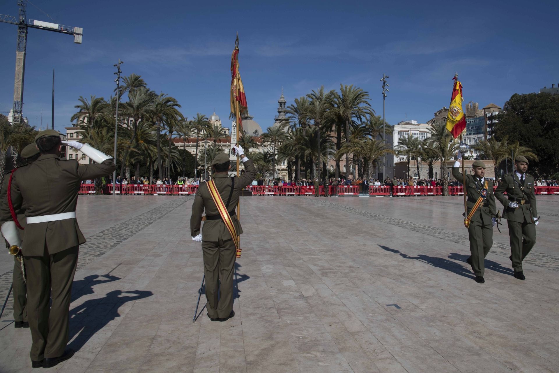 Traslado del nuevo estandarte para Artillería en Cartagena, en imágenes