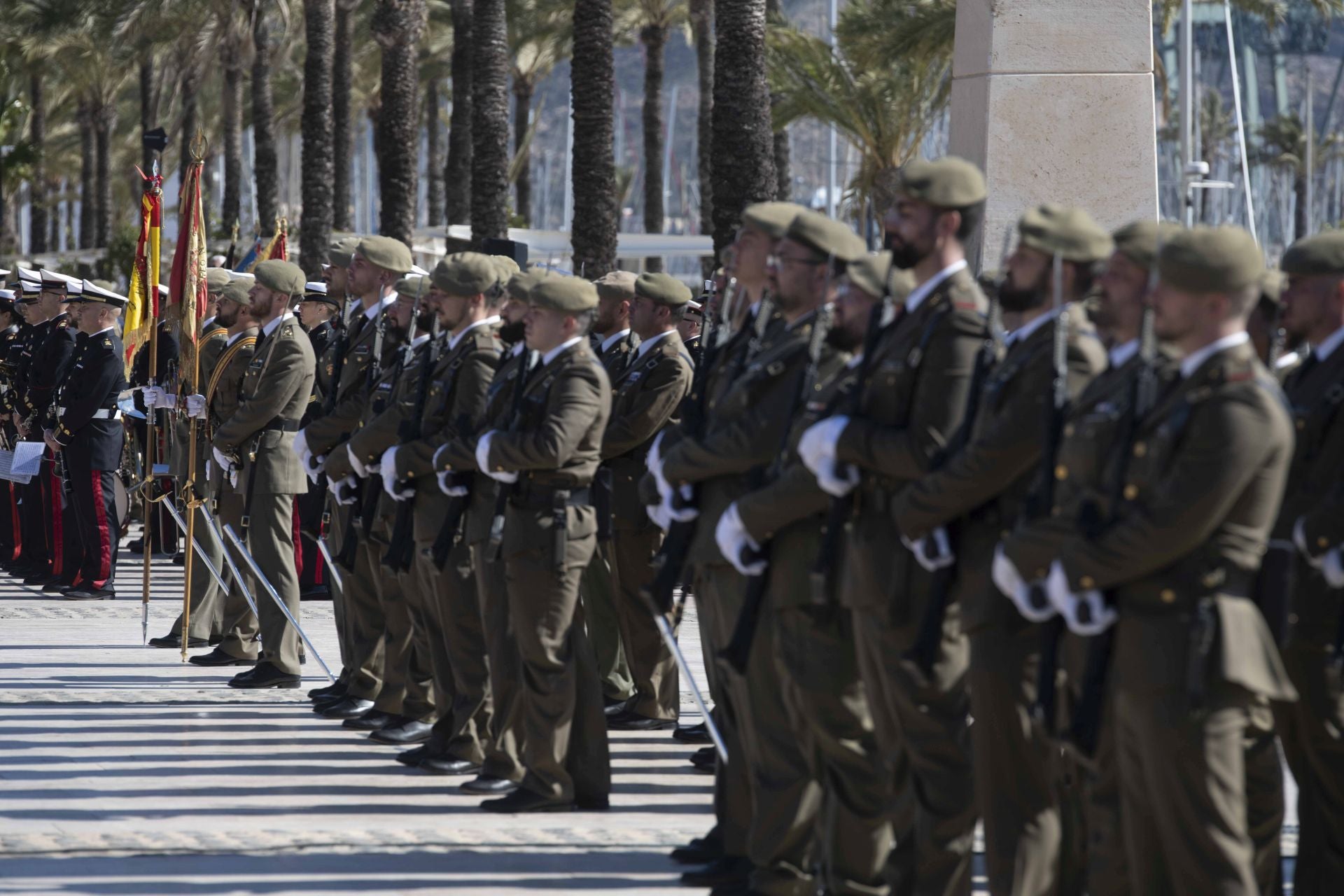 Traslado del nuevo estandarte para Artillería en Cartagena, en imágenes