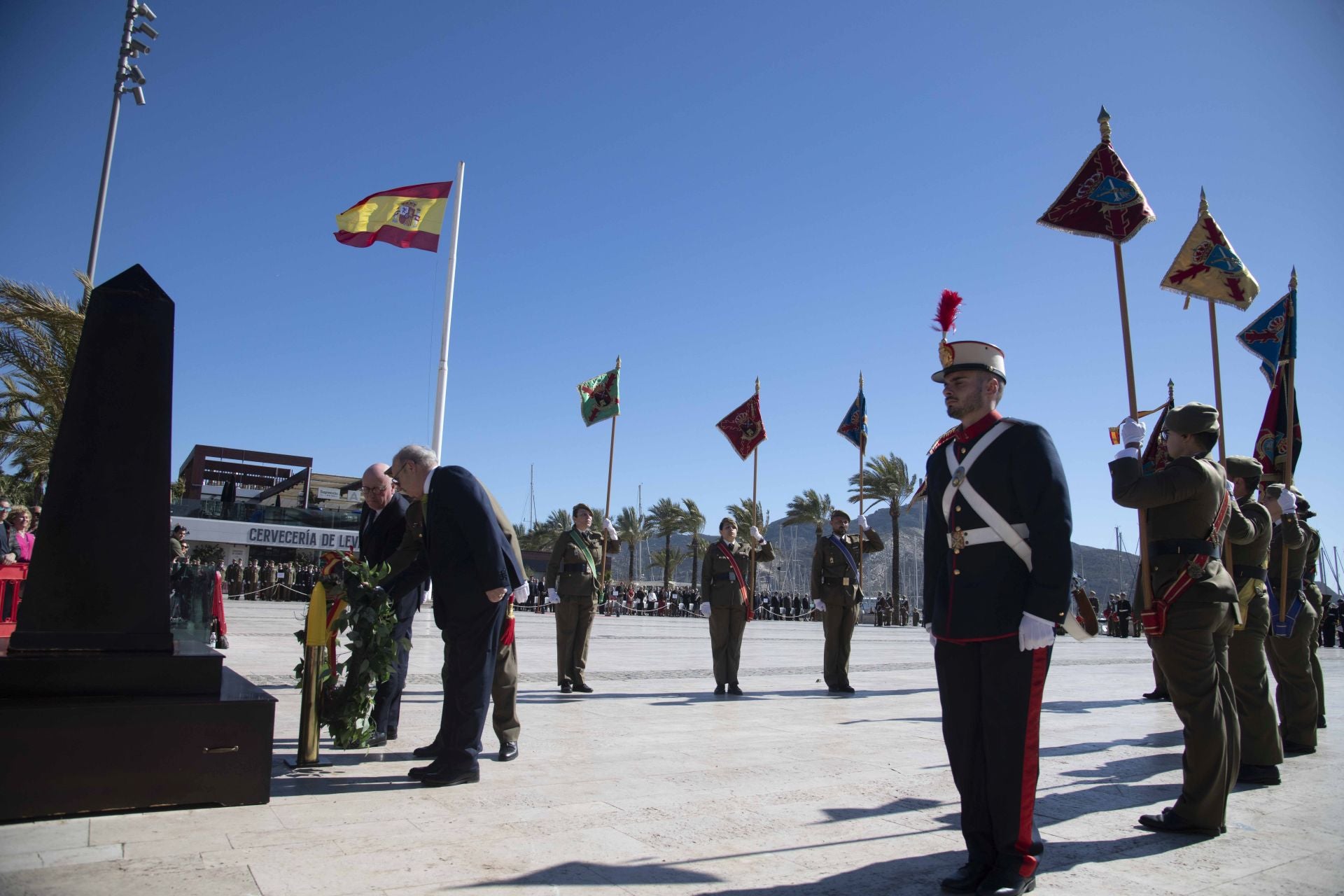 Traslado del nuevo estandarte para Artillería en Cartagena, en imágenes