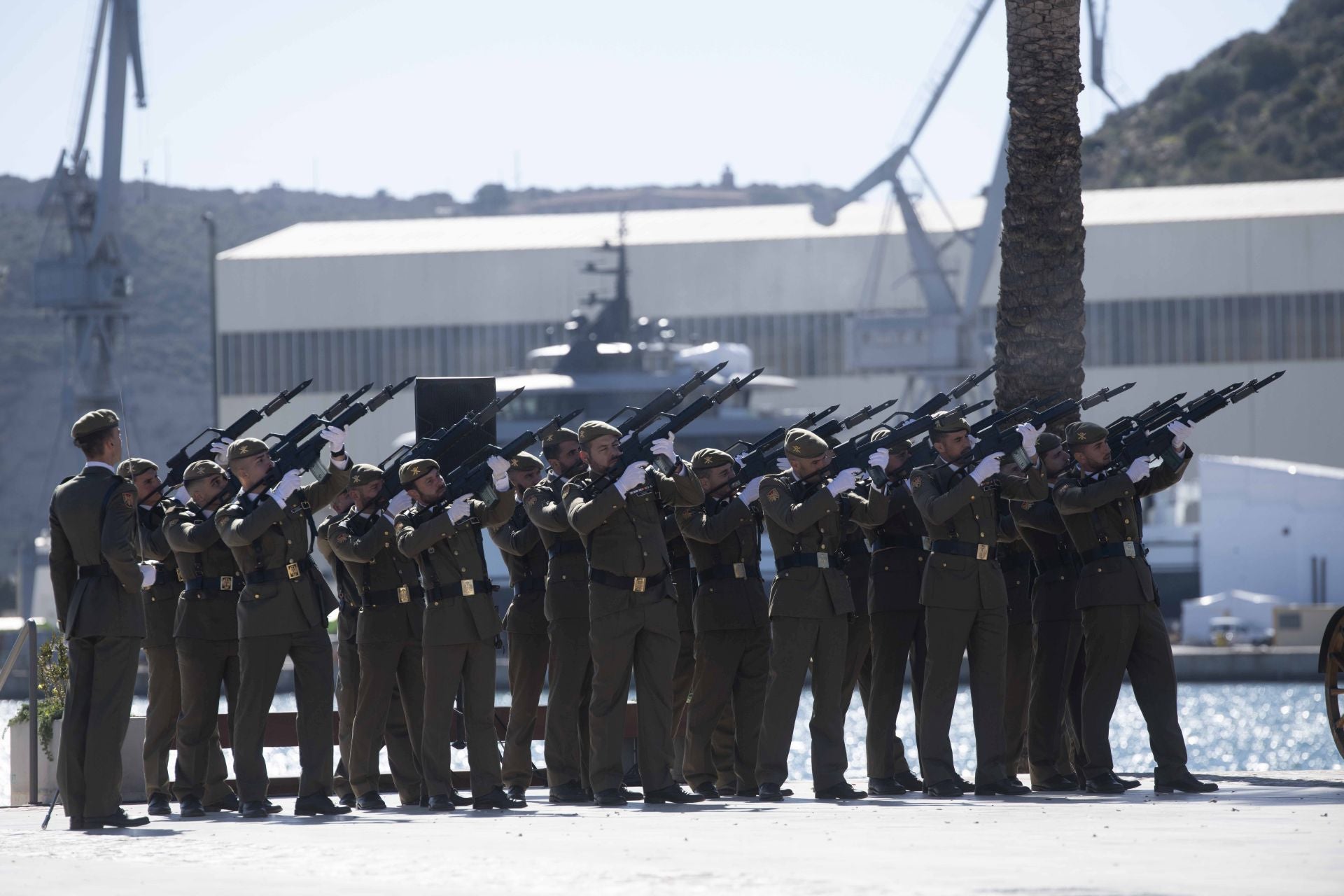 Traslado del nuevo estandarte para Artillería en Cartagena, en imágenes