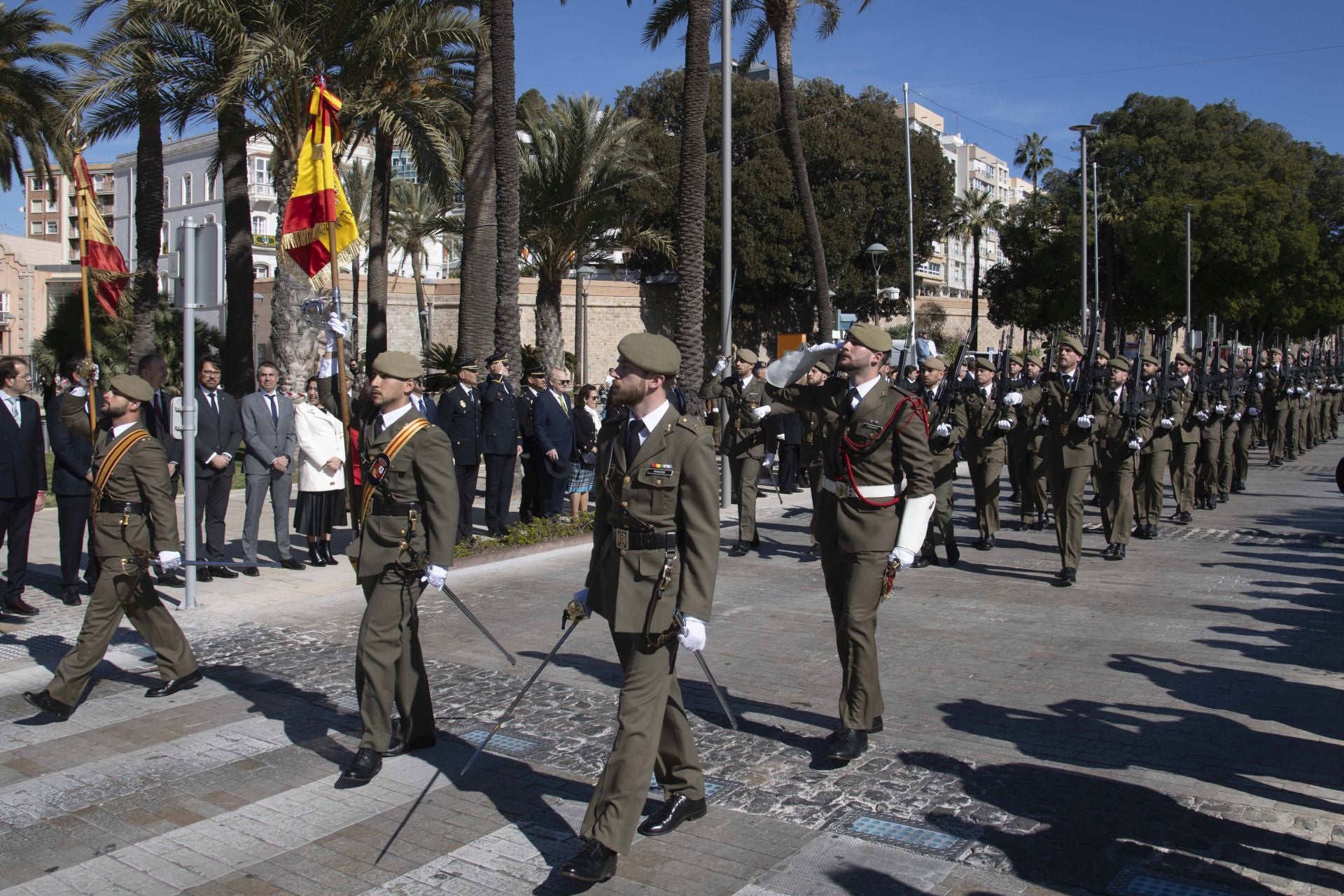 Traslado del nuevo estandarte para Artillería en Cartagena, en imágenes