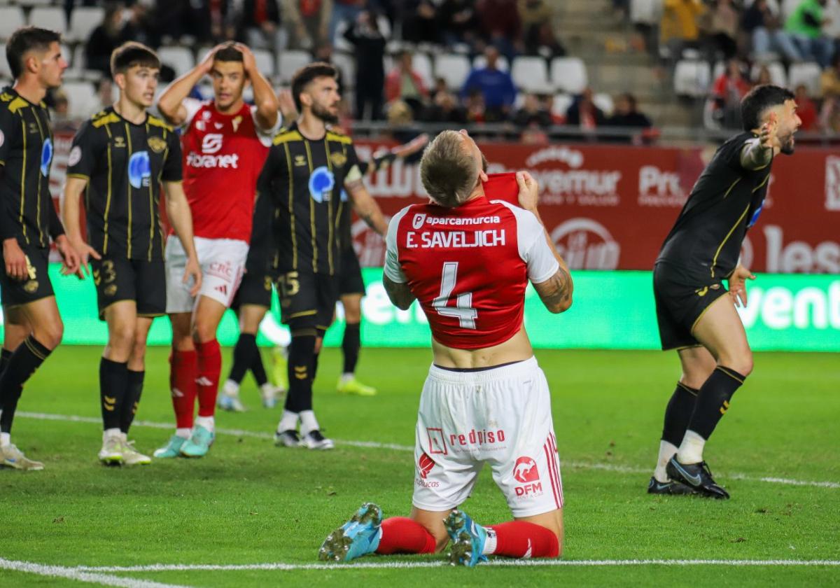 Saveljich, jugador del Real Murcia, se lamenta de una de las ocasiones desperdiciadas en el choque frente al Intercity.