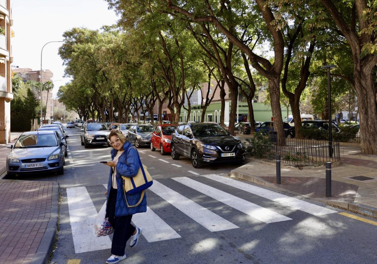 Coches estacionados en la calle Juan Ramón Jiménez, en la que se ha propuesto instalar la zona azul.