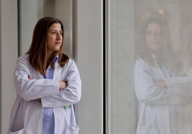 Ana Belén Muñoz, en el Hospital Reina Sofía, donde trabaja.