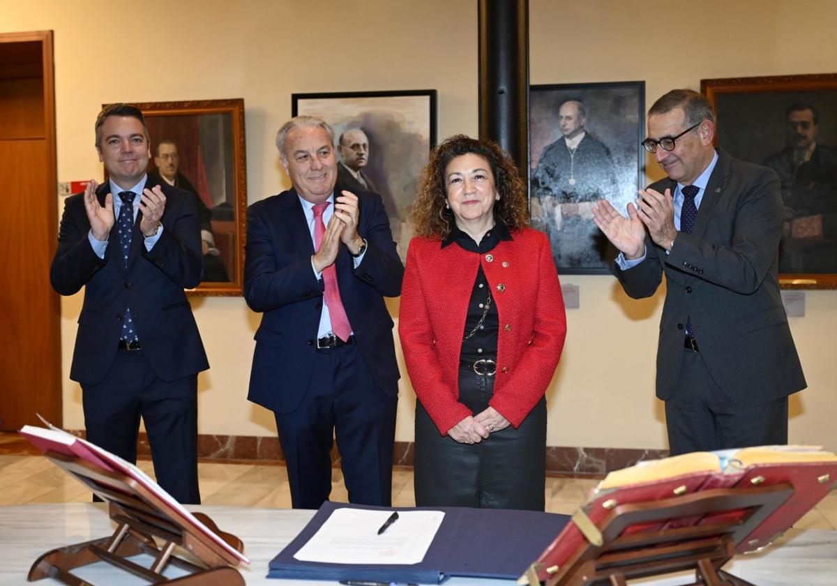 María Dolores Almagro junto al rector de la UMU, José Luján, este viernes, en la toma de posesión.