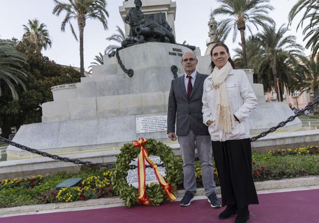 Monumento a los Héroes de Cavite, Cartagena. Javier y Luz Ramos Altamira, bisnietos, en el centenario de la inauguración.