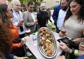 Imagen de archivo de varias personas en Región de Murcia Gastronómica, disfrutando de distintas tapas regionales.