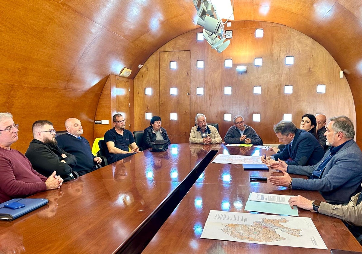 Reunión con los vecinos de Torrealvilla y con la Federación de Asociaciones de Vecinos en el Ayuntamiento.