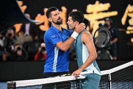 Djokovic y Alcaraz se saludan, tras su partido en los cuartos del Open de Australia.