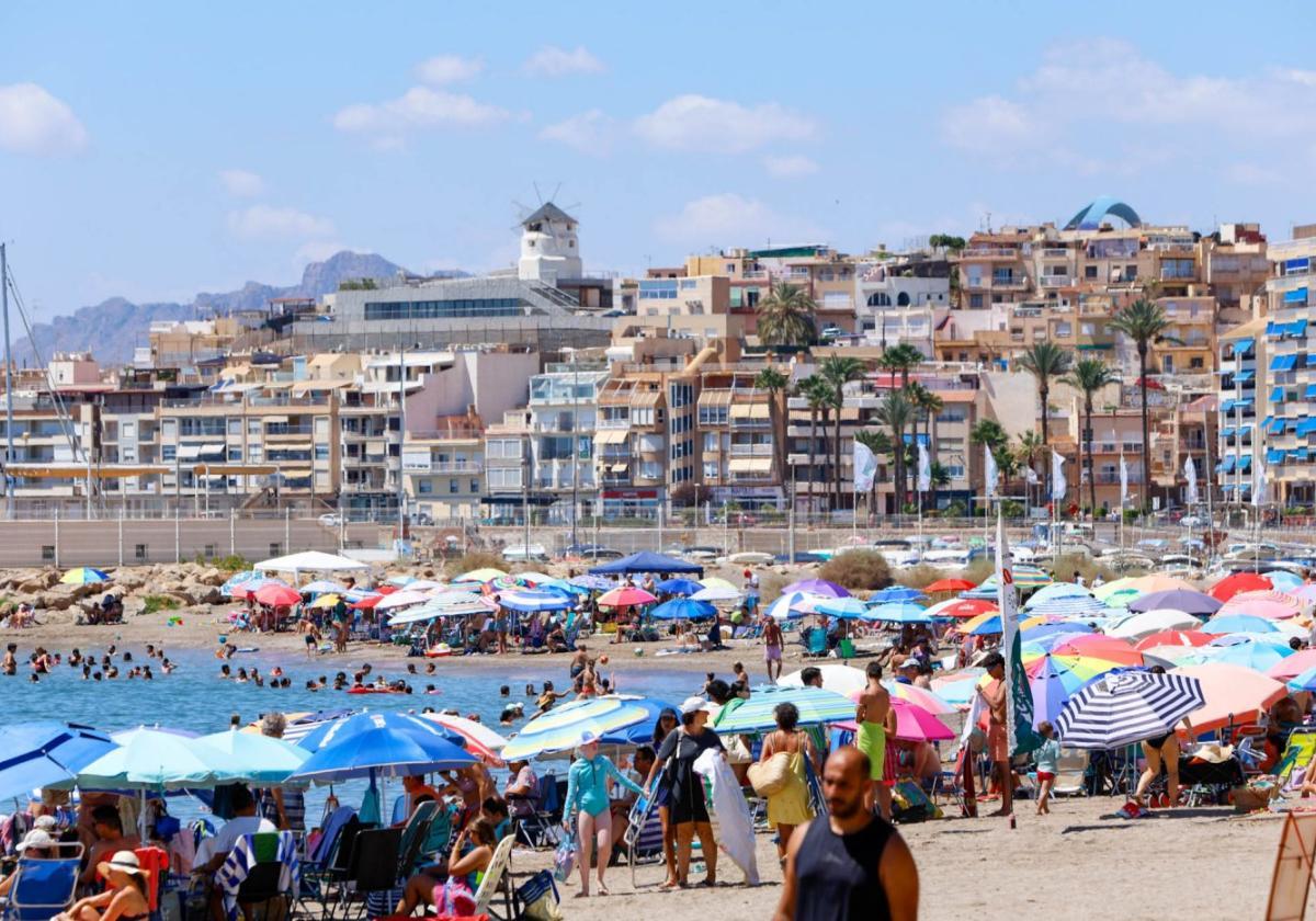 Imagen de archivo de la playa de las Delicias de Águilas, repleta de sombrillas y bañistas.