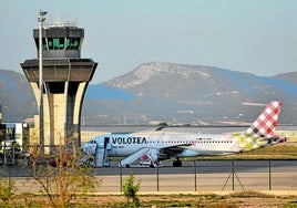 El avión de Volotea con destino a Madrid, el viernes por la tarde en la pista del aeropuerto de Corvera.