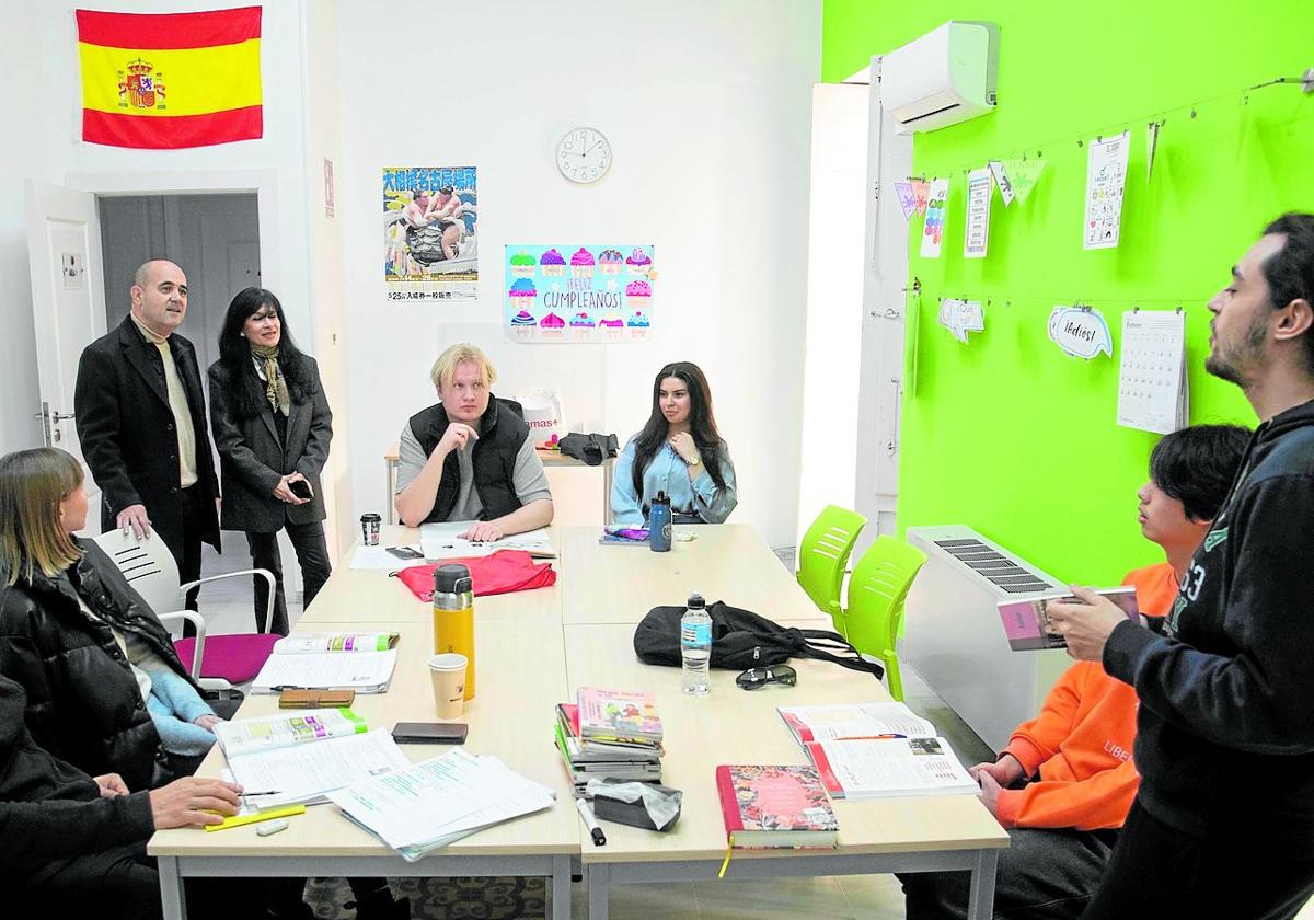 Miguel Martínez, de pie, a la izquierda, vista una de las clases de español para extranjeros en las instalaciones de Funcarele.