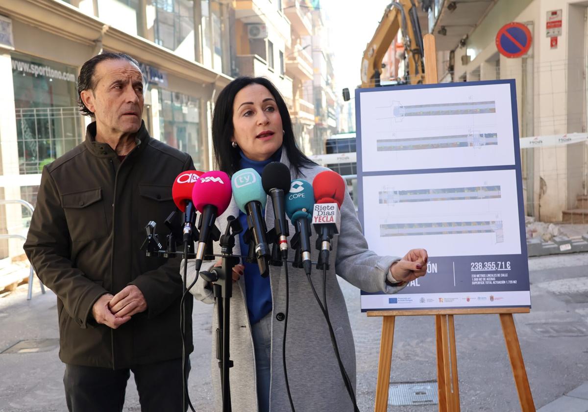 La alcaldesa, durante la presentación de las obras.