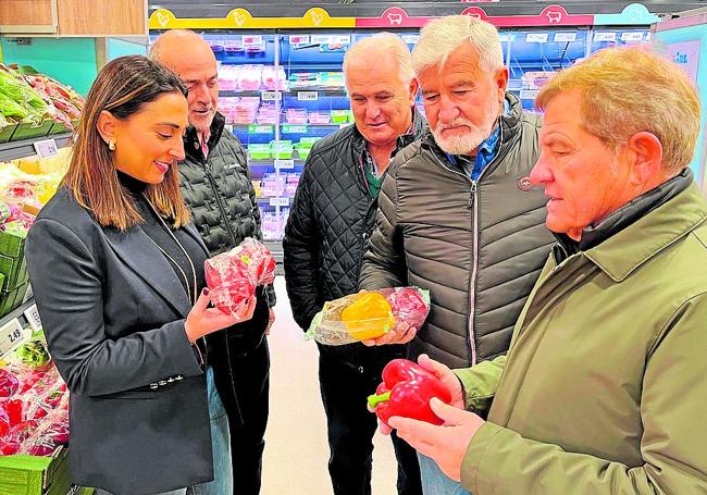 La consejera Sara Rubira, en un supermercado de Berlín donde se comercializan productos hortofrutículas de la Región de Murcia