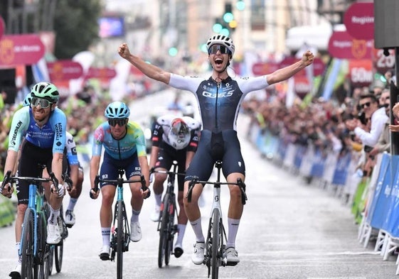 Fabio Christen celebra su victoria al cruzar la meta.