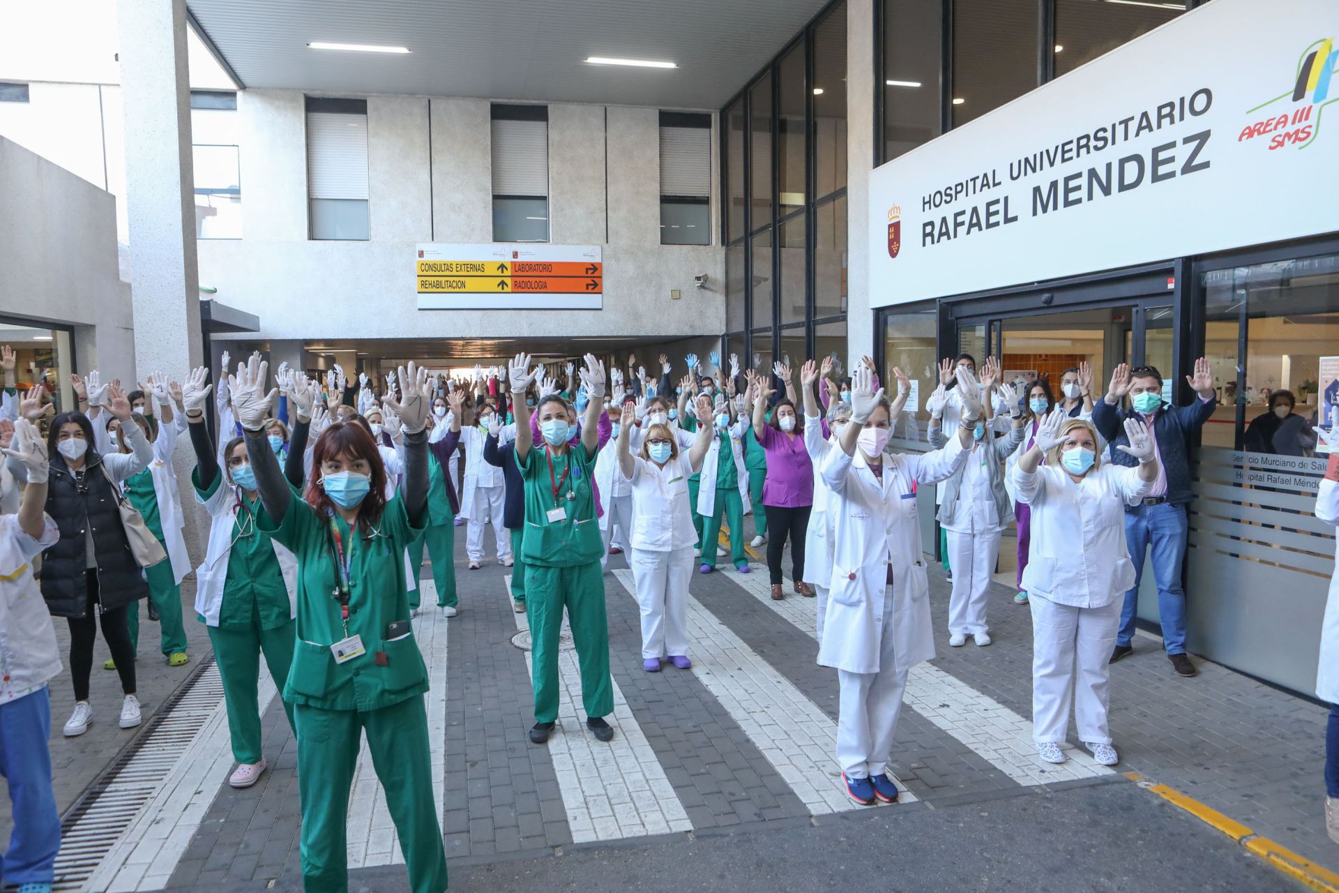 Sanitarios del hospital Rafael Méndez de Lorca, en una protesta por la falta de medios. Jaime Insa / AGM