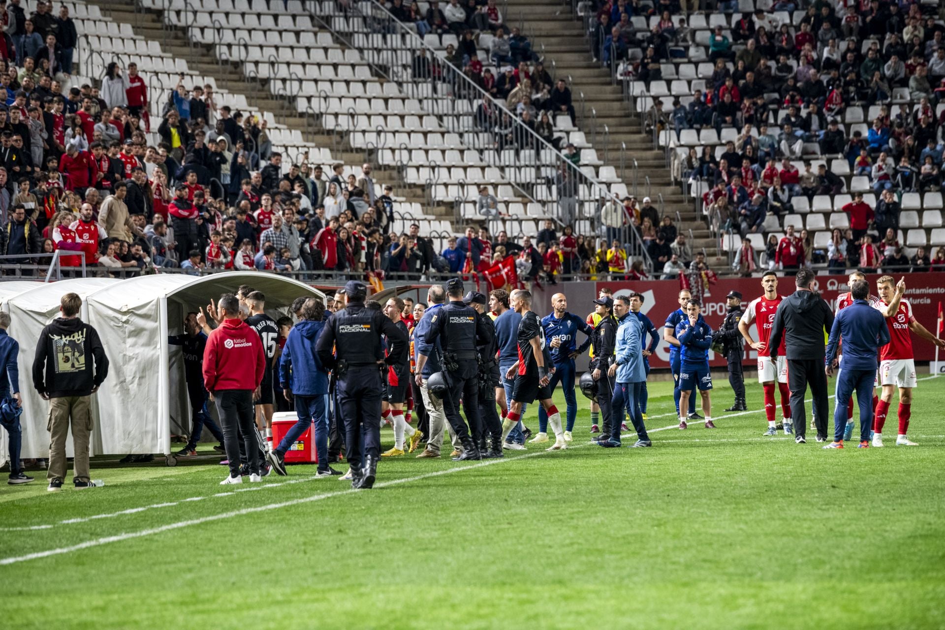 La derrota del Real Murcia frente al Sevilla Atlético, en imágenes