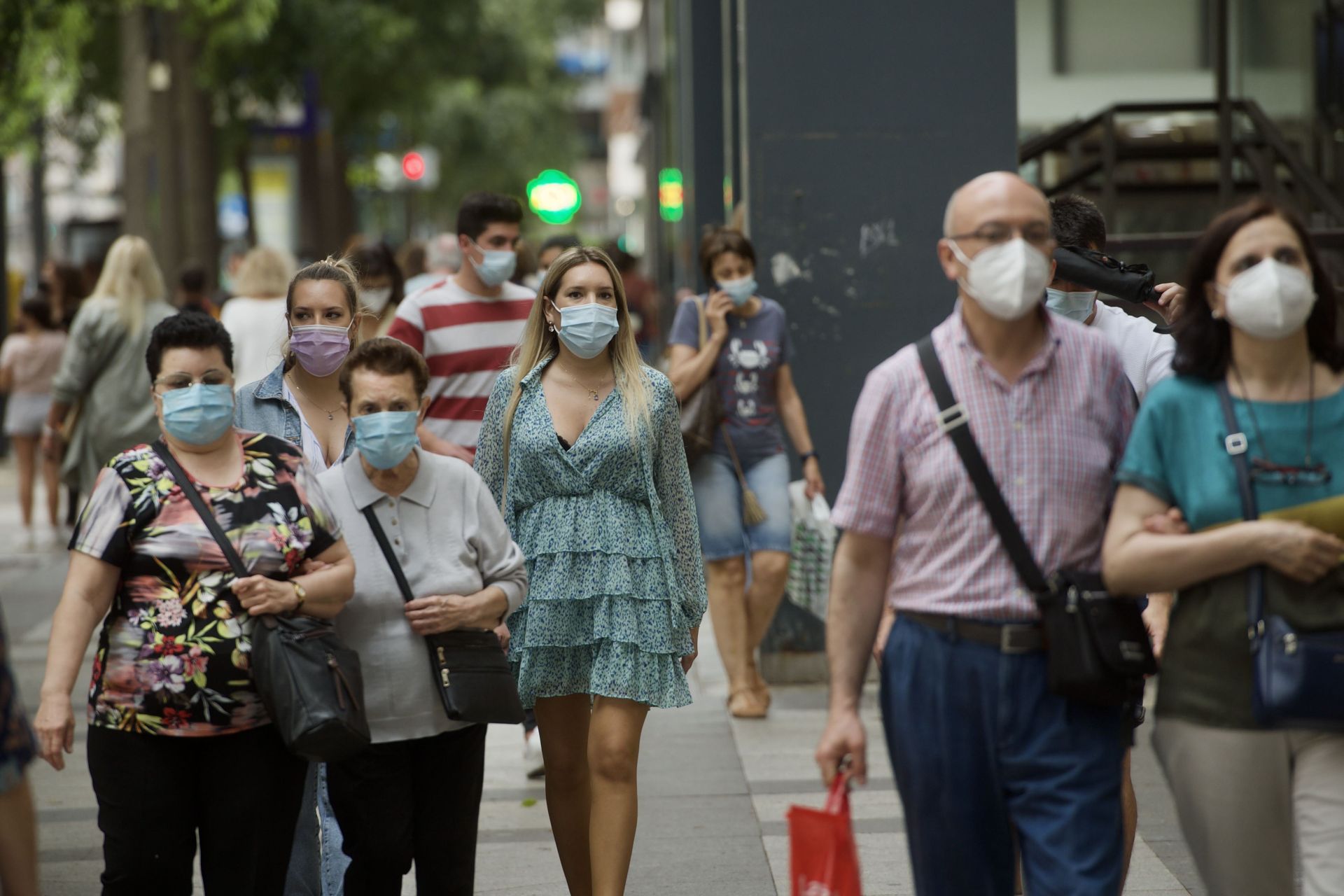 Gente con mascarilla en Gran Vía y avenida Libertad de Murcia, en mayo de 2021. Nacho García